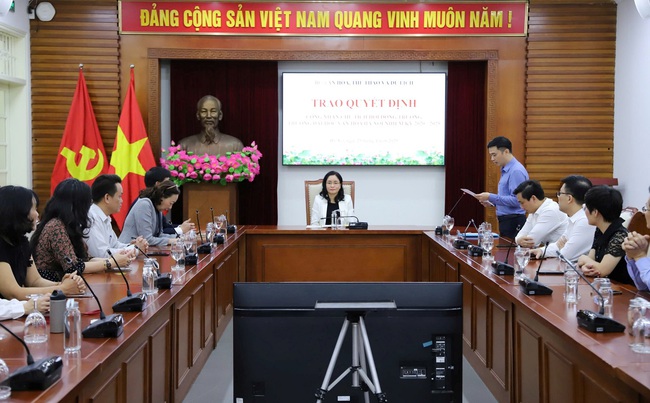 Trao quyết định công nhận Chủ tịch Hội đồng trường Trường Đại học Văn hóa Hà Nội - Ảnh 2. Trao quyết định công nhận Chủ tịch Hội đồng trường Trường Đại học Văn hóa Hà Nội - Ảnh 2.