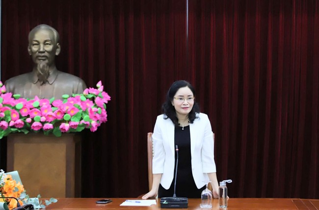 Trao quyết định nghỉ hưu trước tuổi cho 3 cán bộ của Bộ VHTTDL - Ảnh 1. Trao quyết định nghỉ hưu trước tuổi cho 3 cán bộ của Bộ VHTTDL - Ảnh 1.